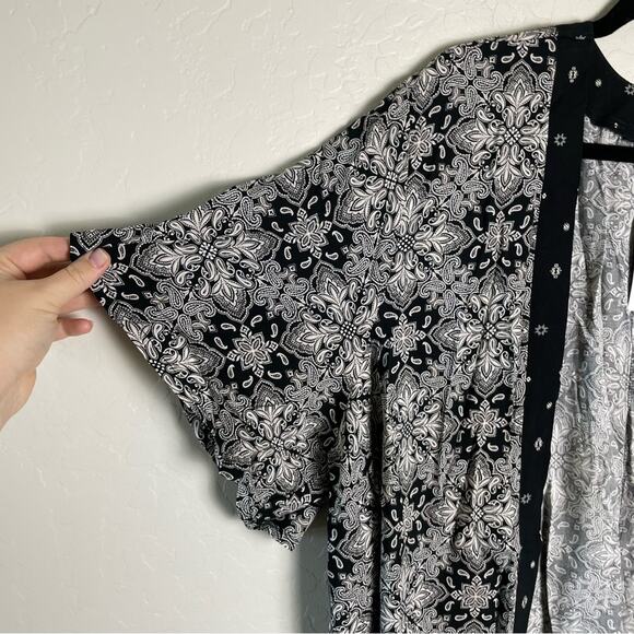 Torrid Black Geometric Challis Dolman Shirttail Kimono 2X NWT 40430905 - Picture 6 of 16